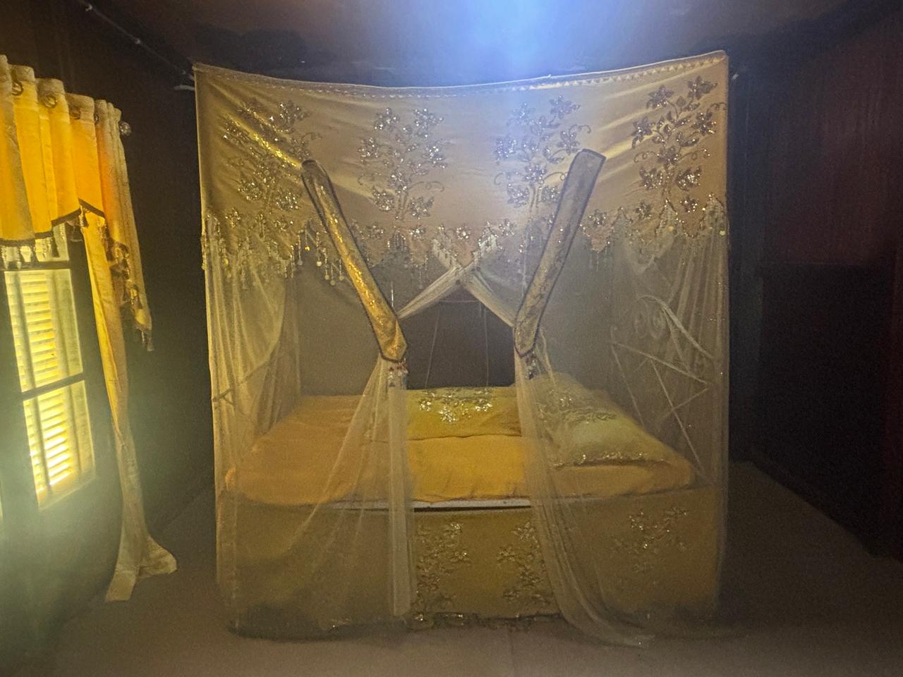 Kamar tidur kerajaan di dalam istana Souraja, dihiasi tirai kuning yang melambangkan kebangsawanan