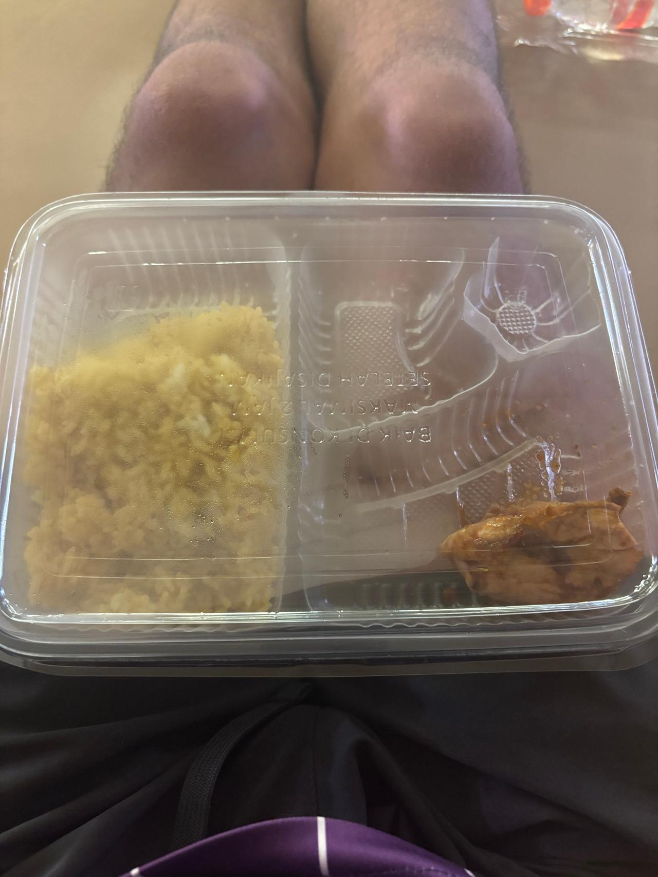 Kotak makan berukuran besar yang disediakan di atas kapal Pelni
