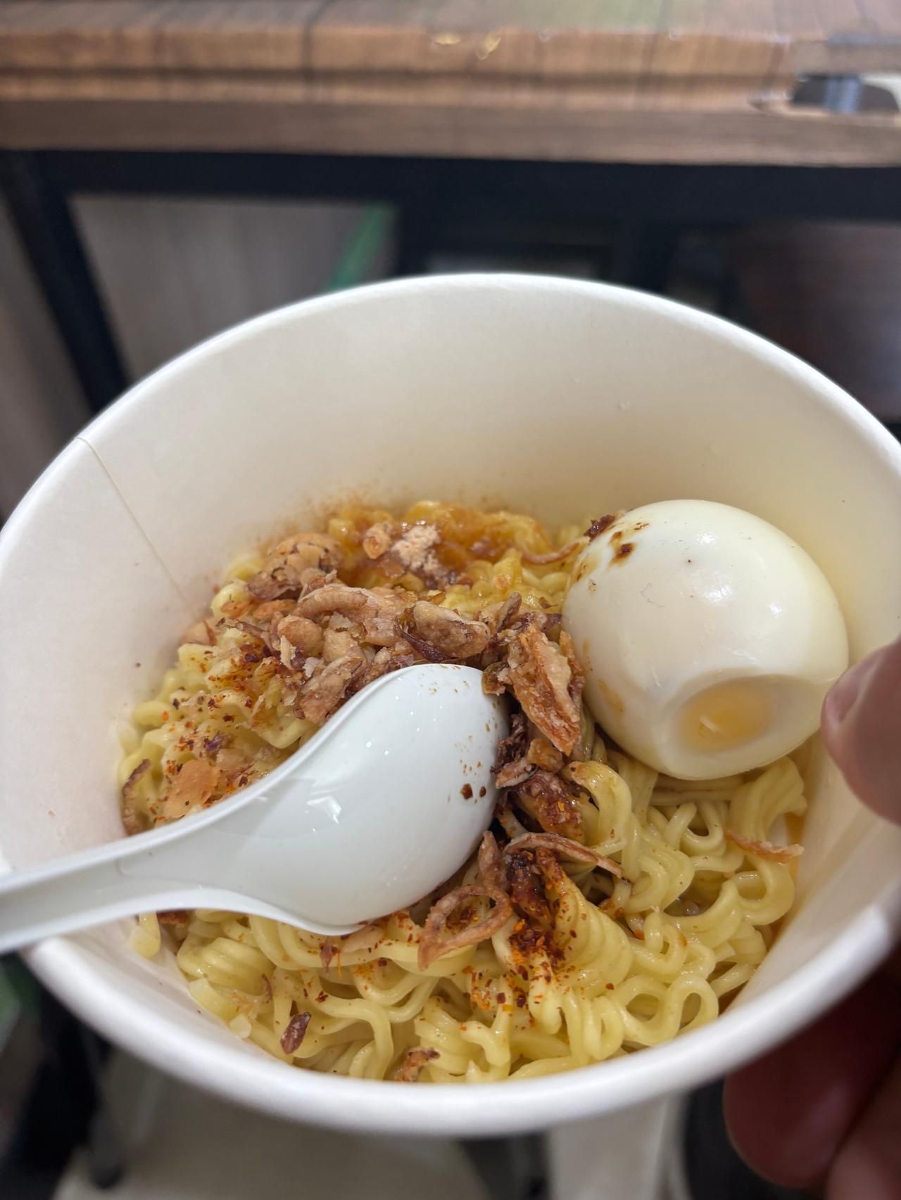 Semangkuk Indomie Telur, mi instan dengan telur, untuk makan siang di kapal feri
