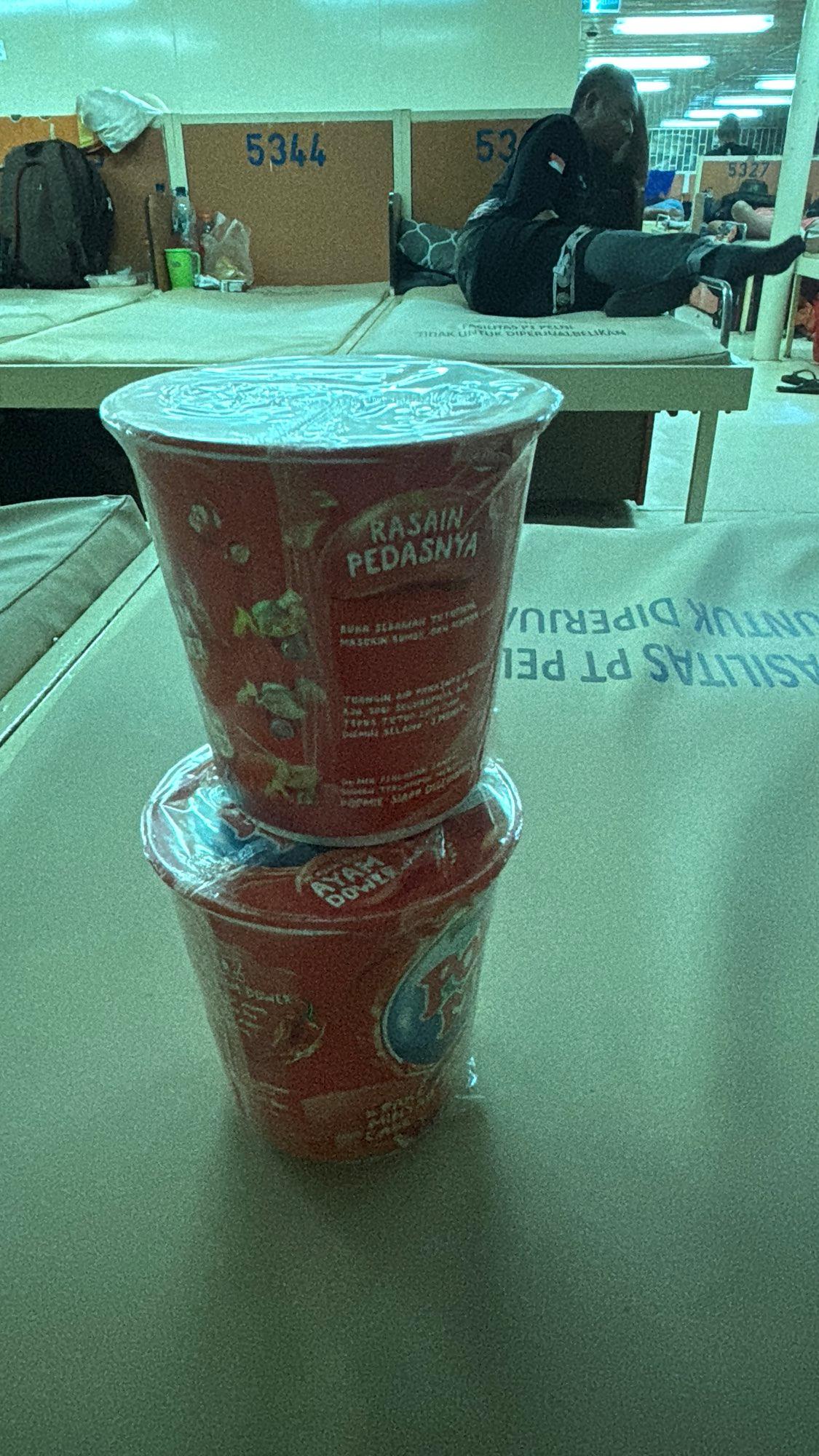 Cup Noodle yang diberikan oleh seorang penumpang lokal yang ramah di atas kapal