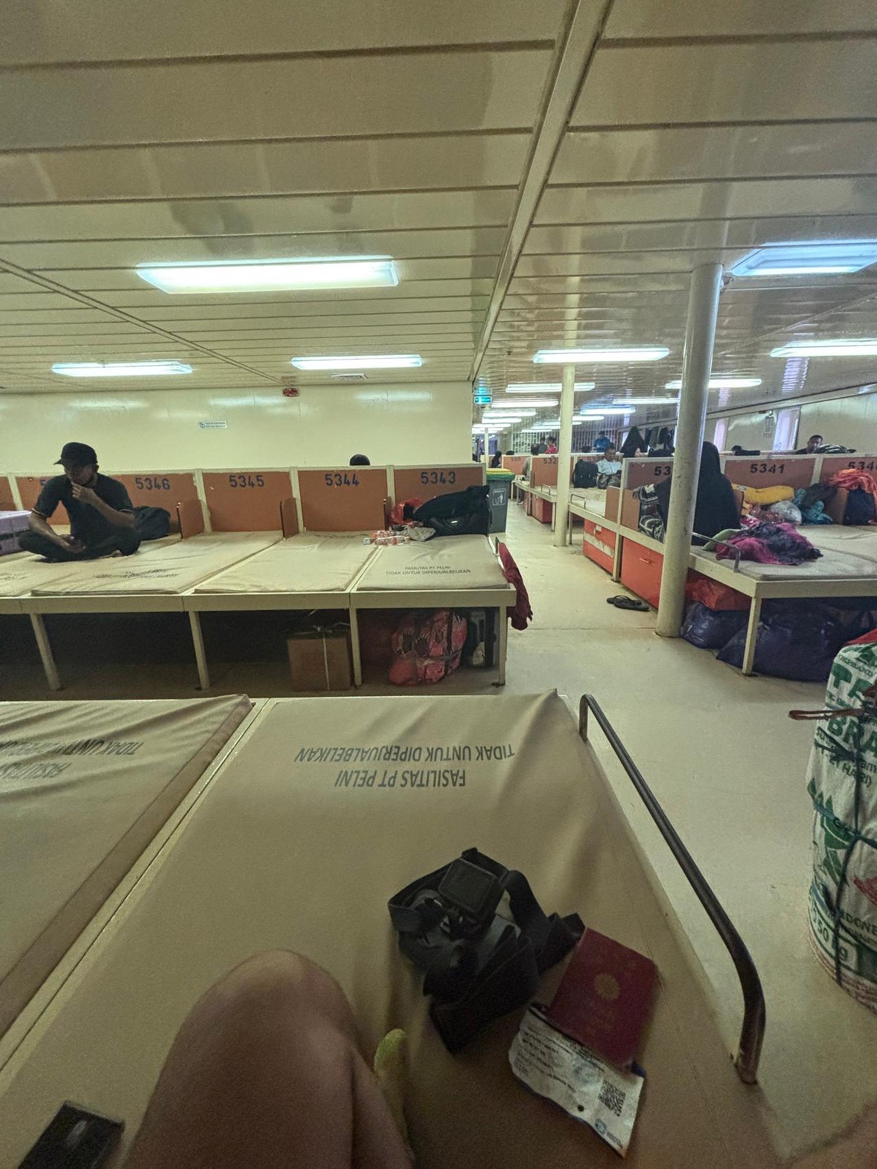 Area kursi kelas ekonomi yang terselip di sudut belakang kapal Pelni