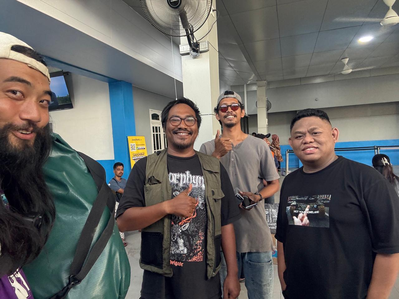Foto bersama teman-teman lokal di pelabuhan Tarakan sebelum naik ke kapal Pelni