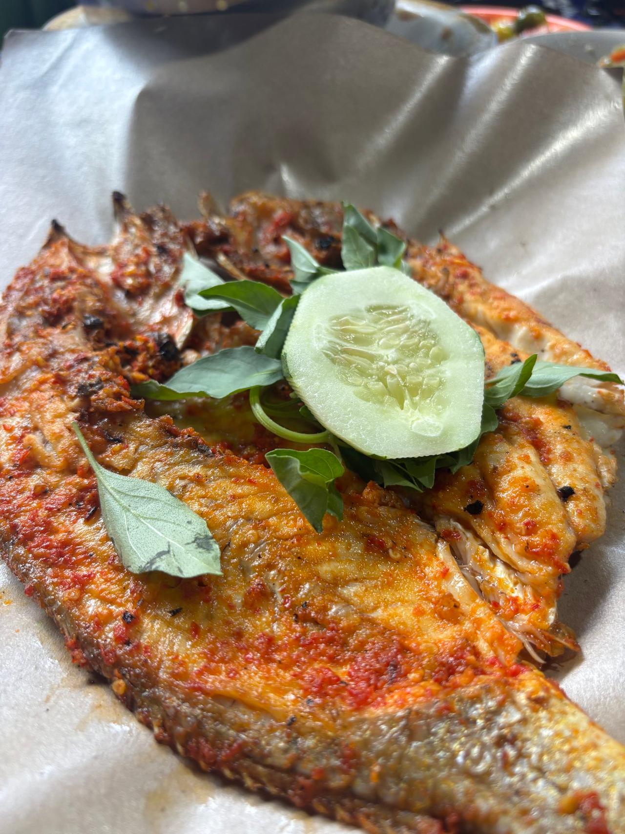 Hidangan panggang bergaya Sulawesi yang diselimuti sambal cabai merah