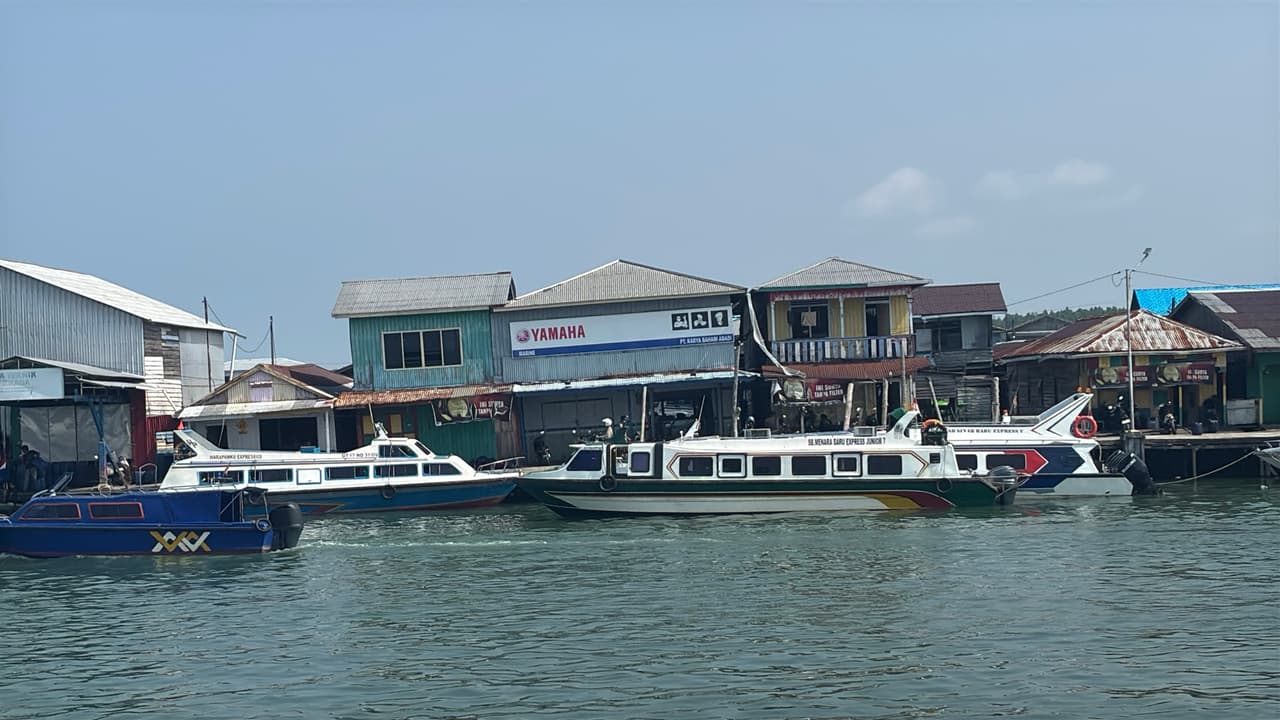 Rumah-rumah panggung dari sebuah perkampungan atas air dekat pelabuhan di Tarakan