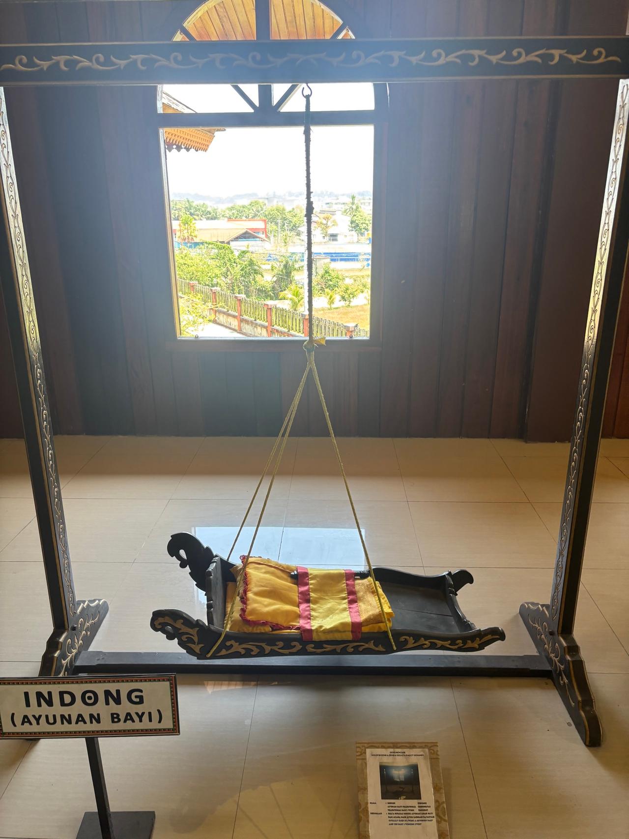 Ayunan bayi tradisional Tidung yang dipajang di pusat budaya