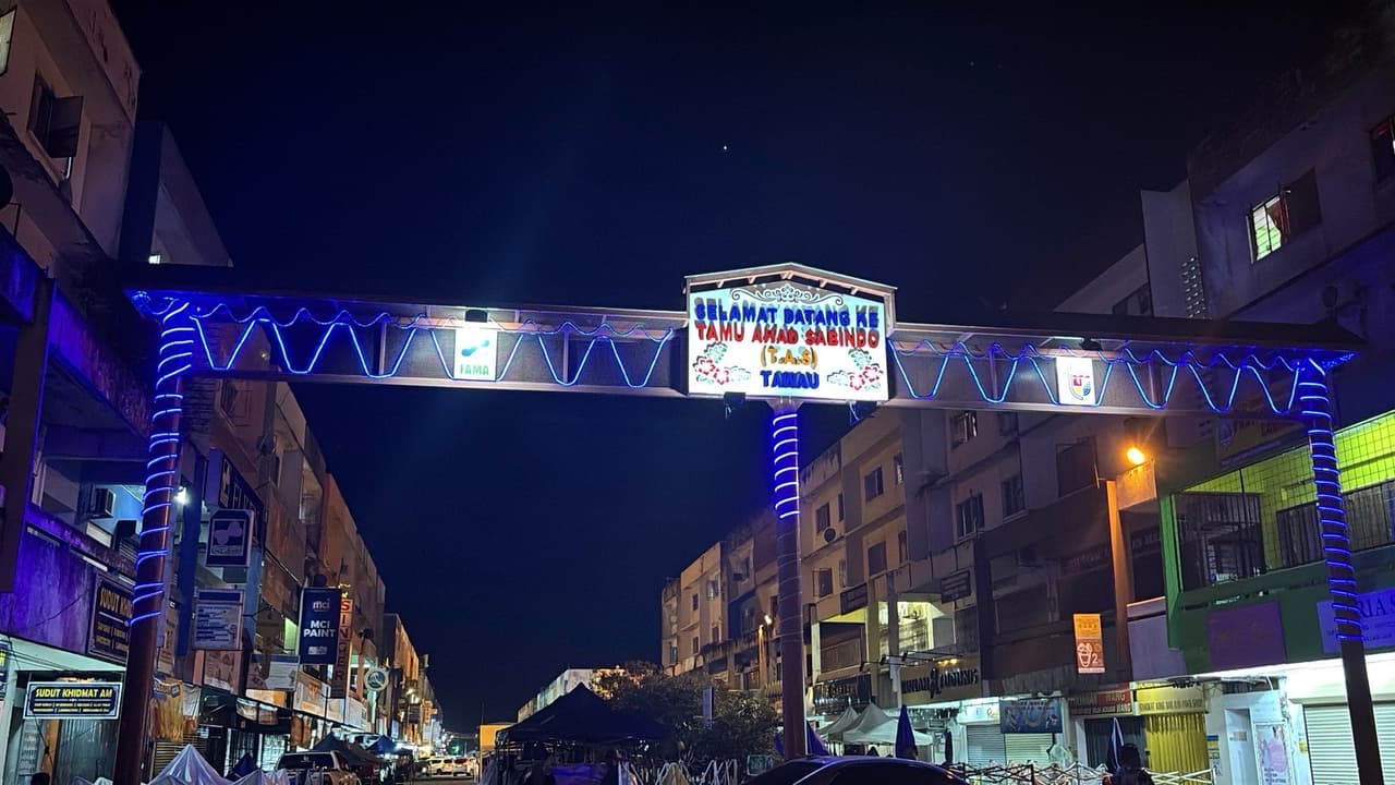The illuminated gateway to the Tamu Ahad Sabindo night market