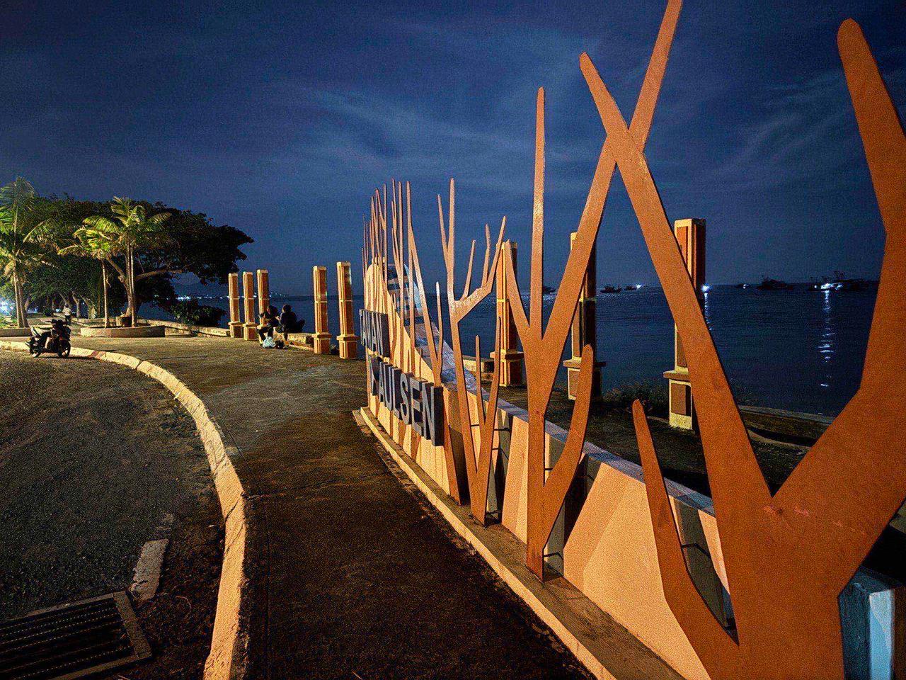 The seaside promenade at Taman Sen, overlooking the water at night