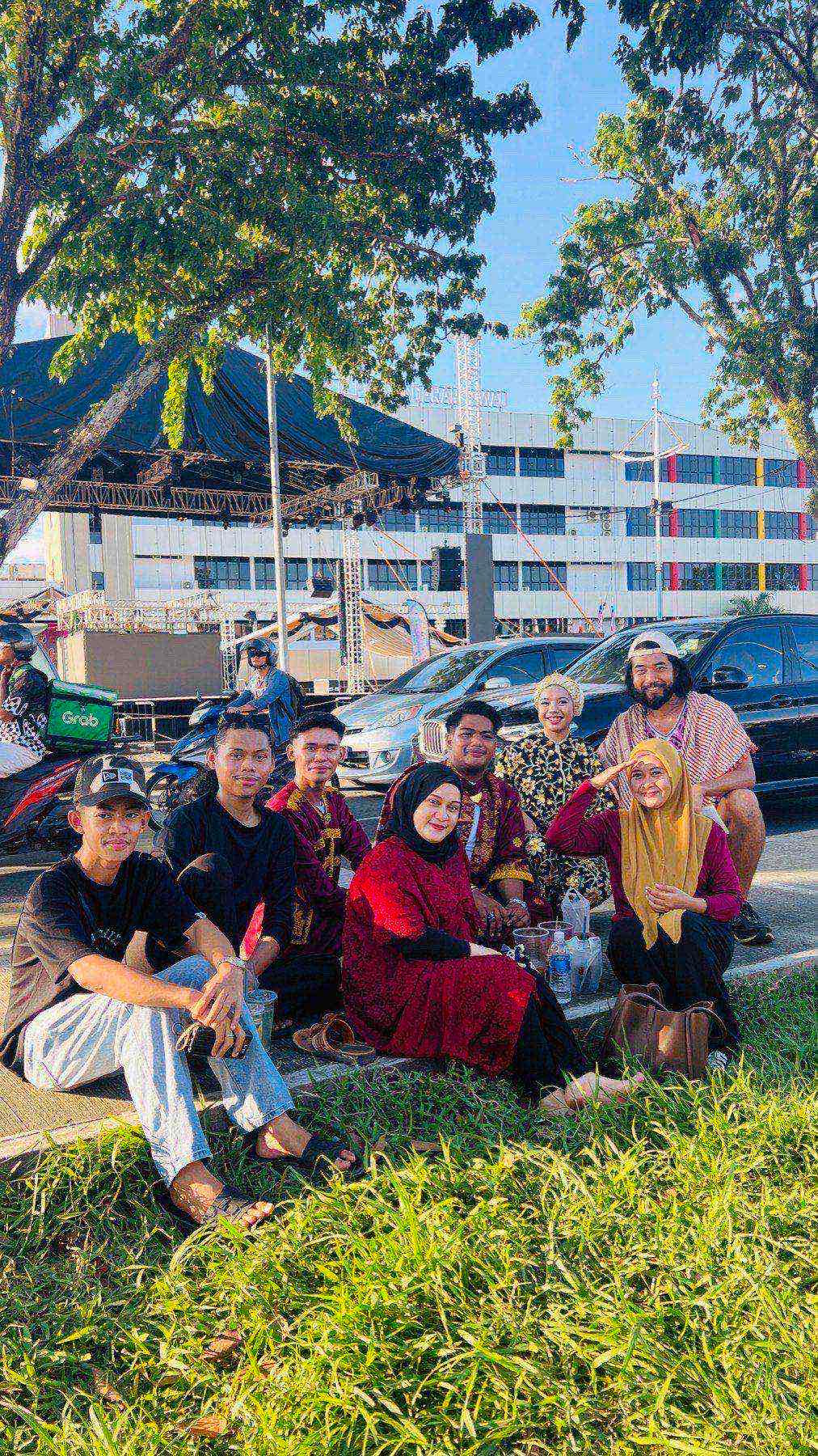 A group photo with the Siluk performers outside their booth