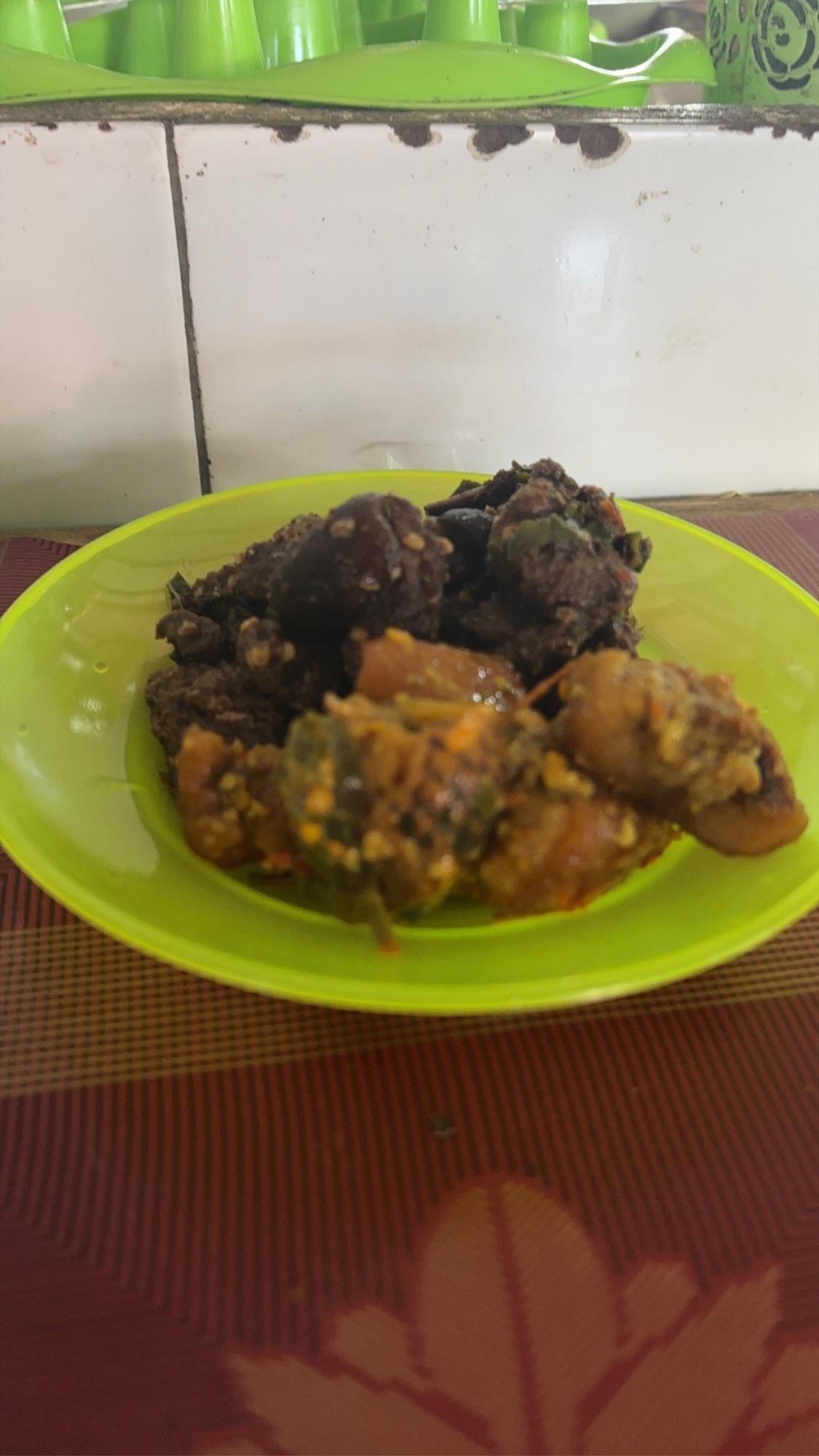 Sepiring daging ular dan daging anjing yang sudah dimasak dan siap disantap