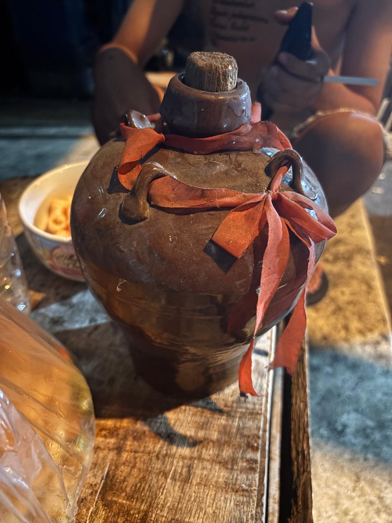 Botol tanah liat tradisional berisi Cap Tikus, minuman keras lokal yang sangat kuat