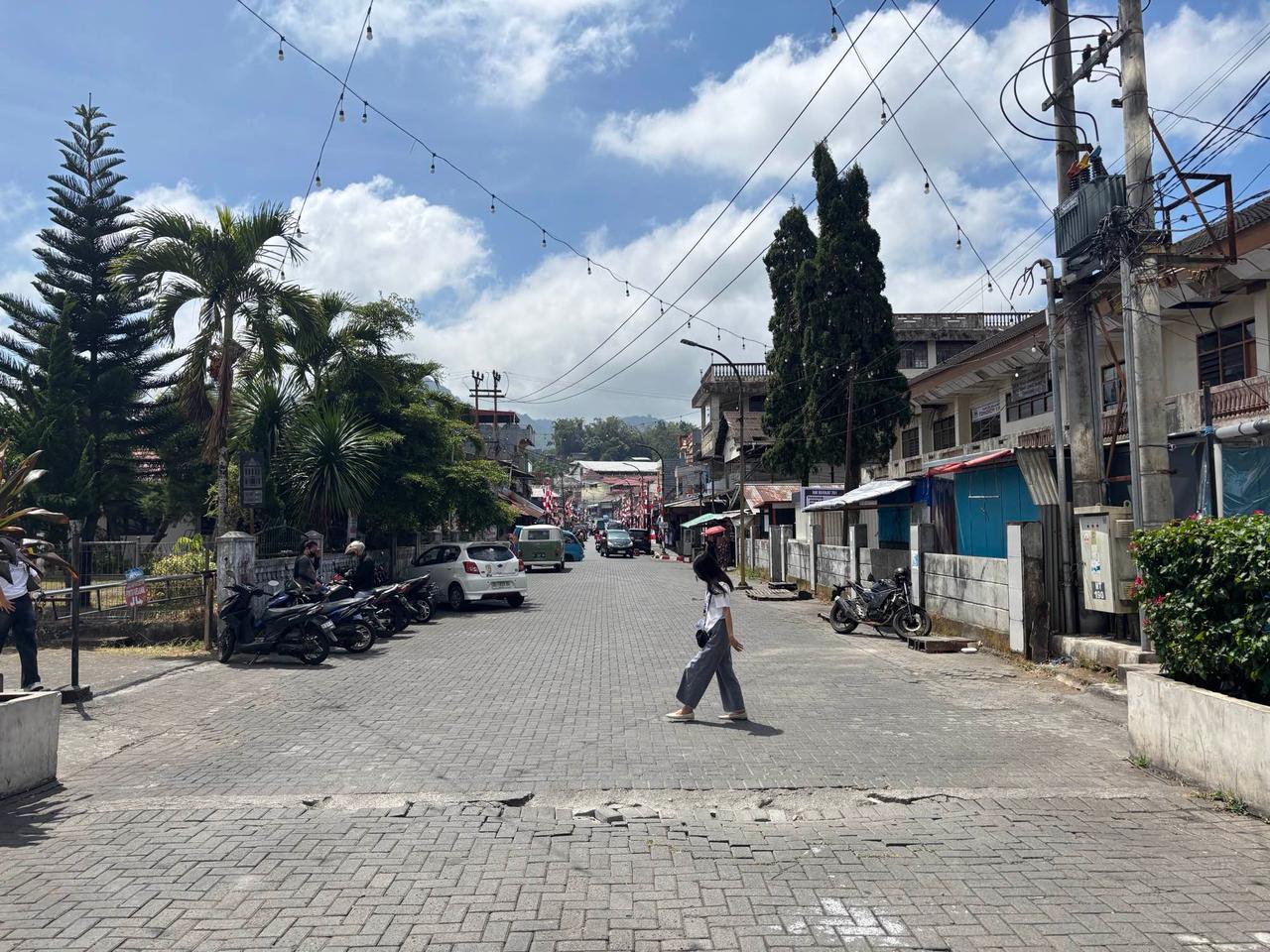 Jalanan Tomohon yang tenang dan sejuk khas pegunungan