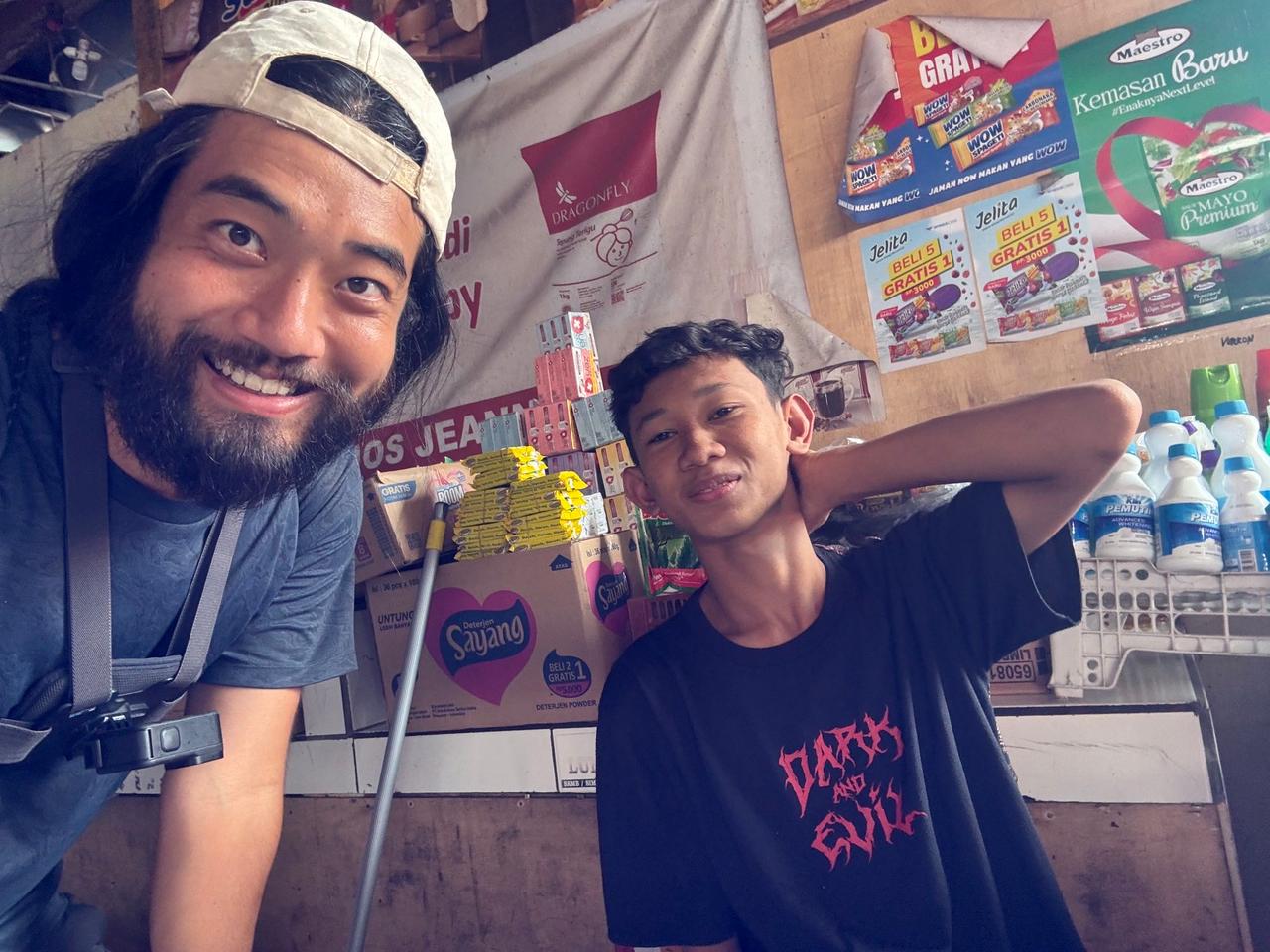 Seorang anak lokal yang ramah di dekat pintu masuk pasar Tomohon