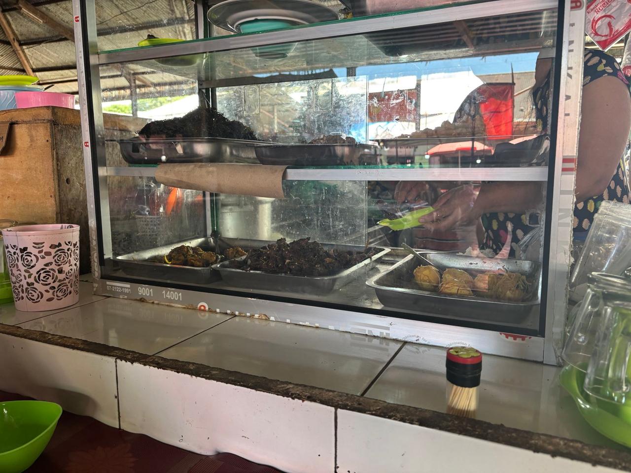 Etalase makanan di kantin dekat pasar di Tomohon