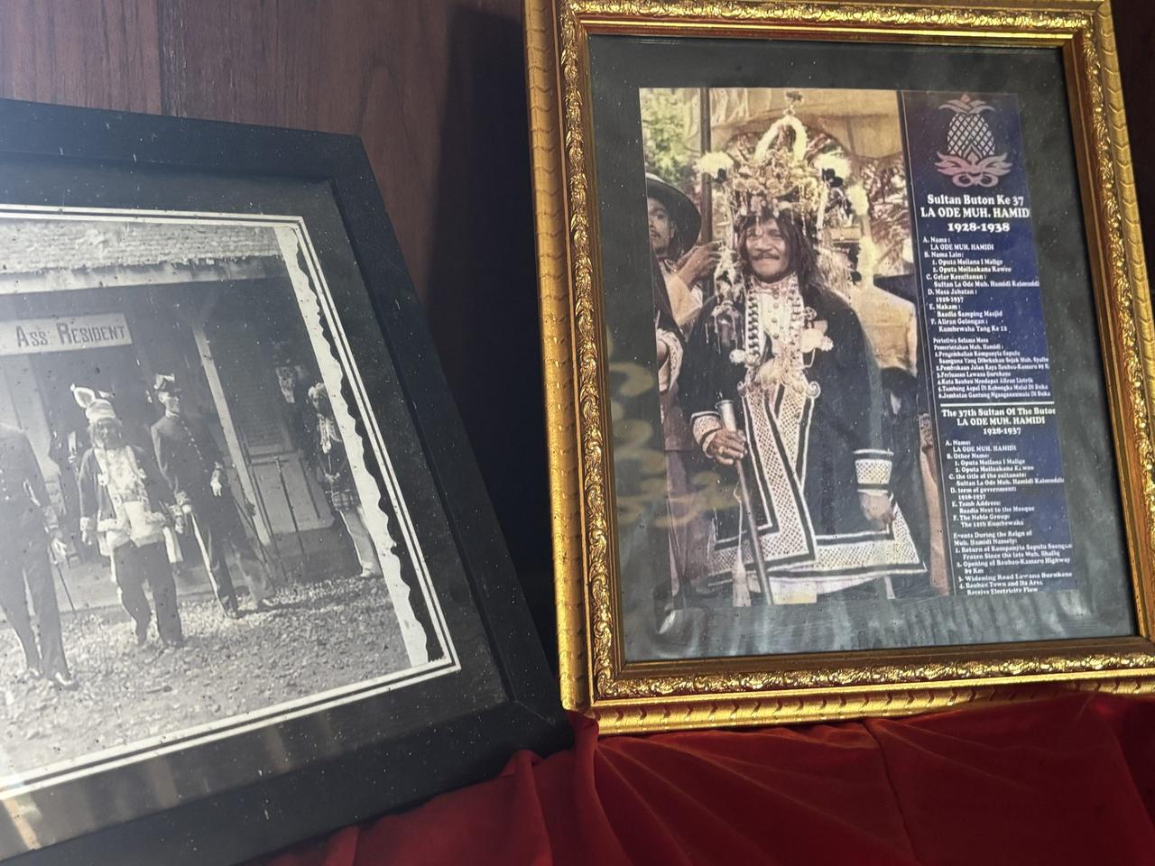 Foto hitam putih berbingkai dari era kolonial di samping potret berwarna sepuhan tangan Sultan La Ode Muh. Hamidi, Sultan Buton ke-37.