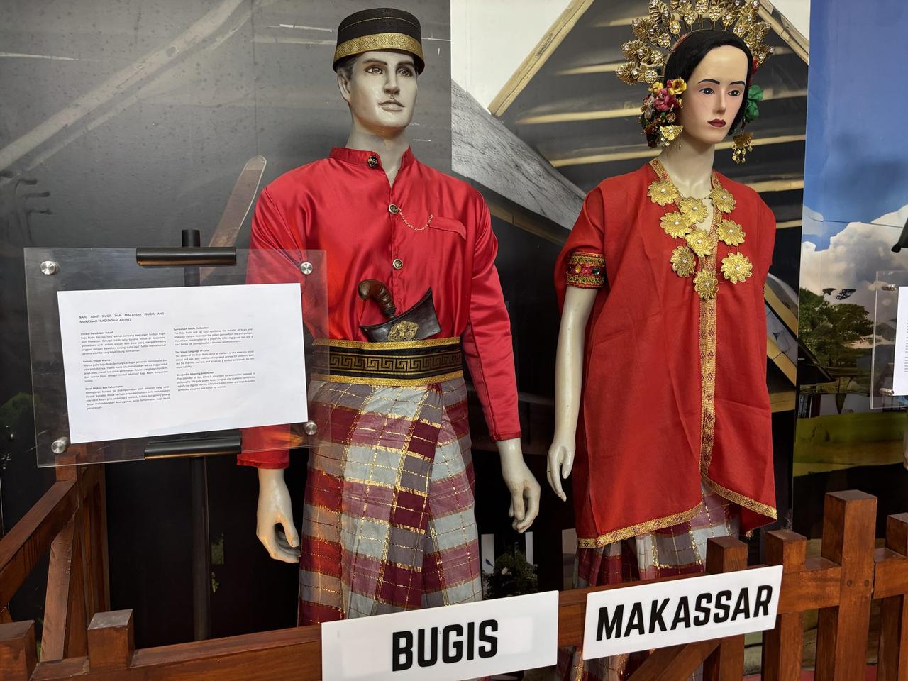 Dua manekin mengenakan busana resmi tradisional Bugis dan Makassar, masing-masing diberi label.