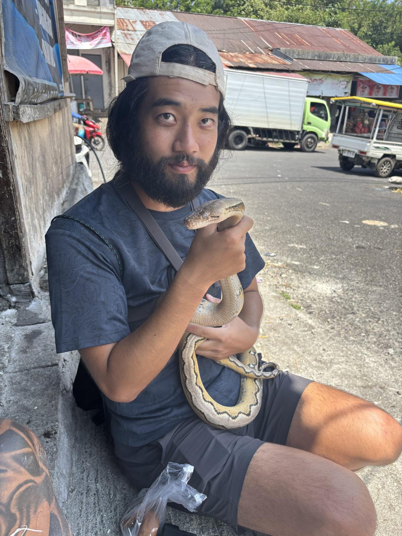 Memegang piton peliharaan milik pria yang saya temui dekat pintu keluar, bukan untuk dijual, hanya teman yang senang ia pelihara.