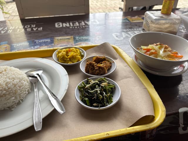 The Trap of Unlimited Free Time: Cafe Hopping and Street Food (Hotel Life)