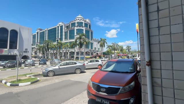 The Day Brunei Stood Still: Friday Prayers & Unforgettable Local Encounters 🇧🇳