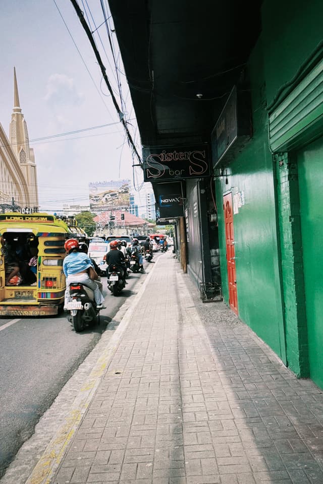 A 4km Trek, a $2 Visa Fast-Track, and My First Halo-Halo: A Day in Cebu