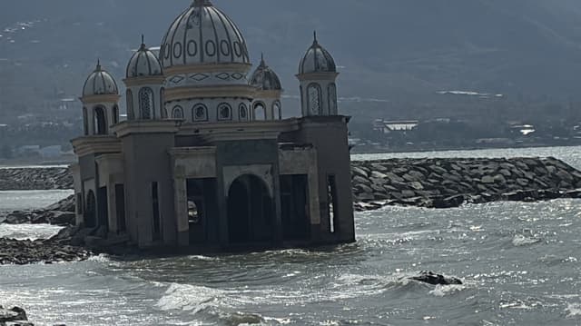 Arkam Babu Rahman: Masjid Terapung yang Tak Mampu Ditumbangkan Tsunami