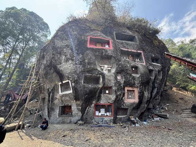 Lo'ko Mata: Bongkahan Batu Toraja Tempat Makam Keluarga Masih Terus Dipahat