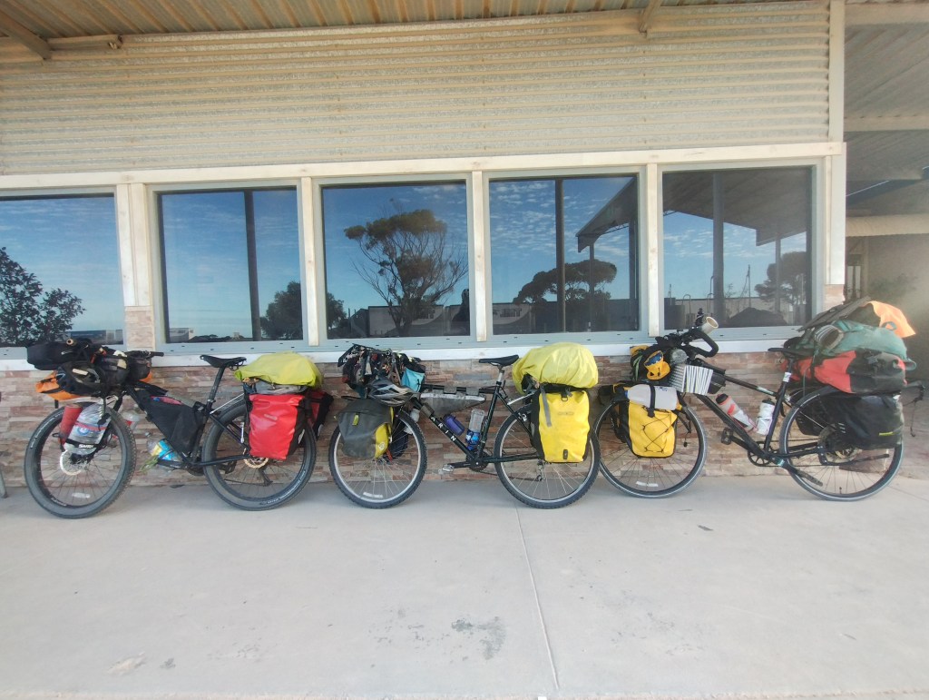 🇦🇺 Cycling the Nullarbor: A Letter, a Breakdown, and Unexpected Companions