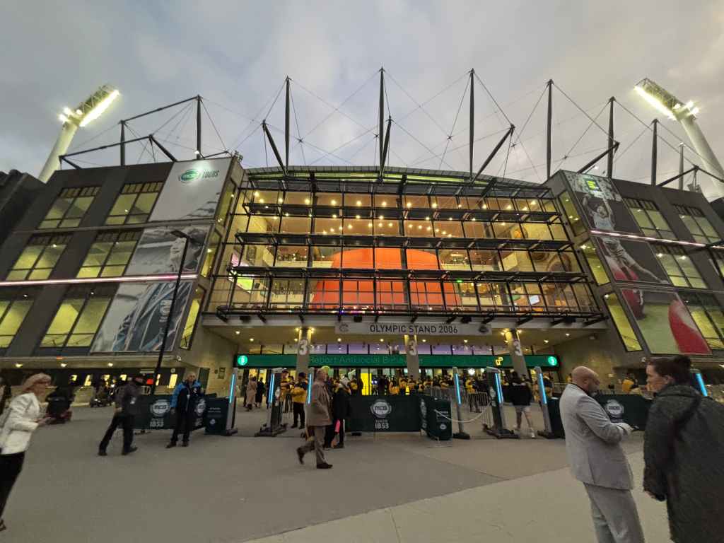 🇦🇺 A Night in Melbourne: Experiencing Australian Football for the First Time