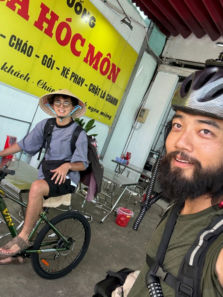 🇻🇳 First Overland Border Crossing and Accusation of Dining Without Paying