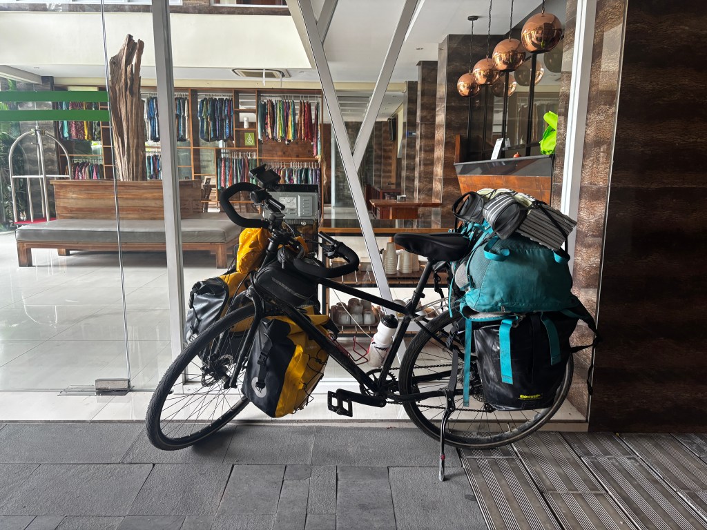 🇮🇩 A Farewell Gift, a Street Stall Meal, and a Warm Showers Stay in Yogyakarta