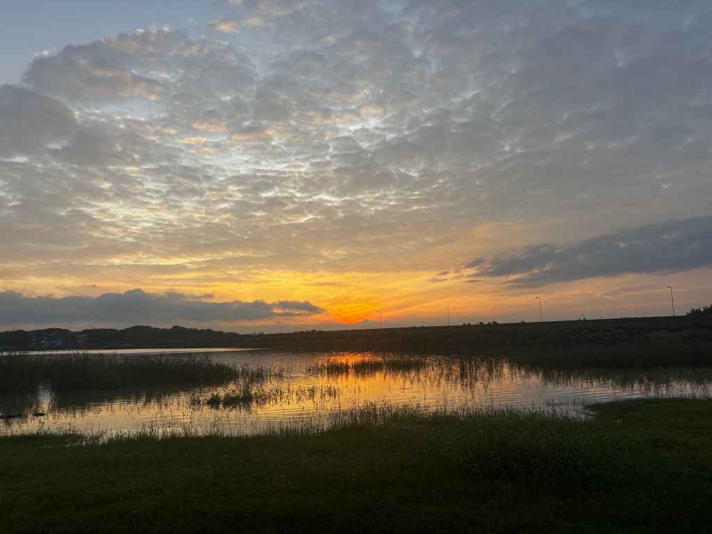 🇮🇩 A Sunrise by the Lake and Unexpected Encounters on the Road